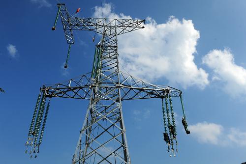 酷暑中建設(shè)三峽電站輸電線路.jpg